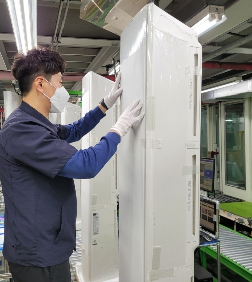 광주광역시 광산구 하남산단 6번로에 위치한 삼성전자 광주사업장에서 직원들이 '비스포크 무풍에어컨 갤러리'를 생산하고 있다.